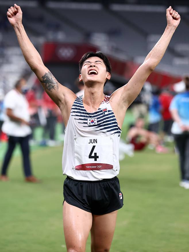 7일 일본 도쿄스타디움에서 열린 도쿄올림픽 남자 근대5종 레이저런 경기에서 한국 전웅태가 동메달을 획득한 후 두 팔을 번쩍 들어올리며 환호하고 있다. <저작권자(c) 연합뉴스, 무단 전재-재배포 금지>