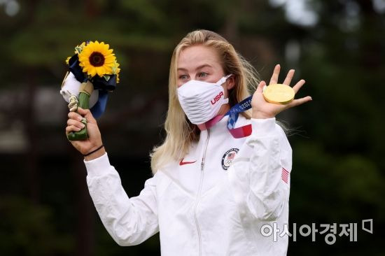 넬리 코르다가 도쿄올림픽 여자 골프 우승 직후 시상대에서 환호하고 있다. 사이타마(일본)=Getty images/멀티비츠