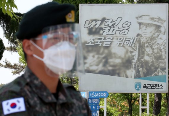 충남 논산 소재 육군훈련소 입영심사대에서 페이스실드를 착용하고 있는 장병. 2021.5.3/뉴스1 © News1 김기태 기자 /사진=뉴스1