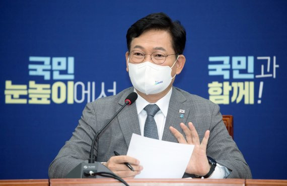 더불어민주당 송영길 대표가 10일 오전 국회 당대표 회의실에서 열린 취임 100일 기자간담회에서 취임 이후 소회와 앞으로의 각오를 밝히고 있다. 사진공동취재단