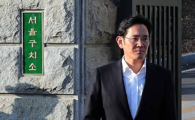 Samsung Electronics Vice Chairman Lee Jae-yong leaves the Seoul Detention Center in Uiwang, Gyeonggi Province, on Feb. 25, 2018. (Kim Gyoung-ho/The Hankyoreh)