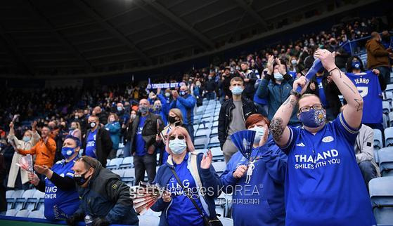 EPL 경기를 관전하는 축구 팬들. 사진=게티이미지