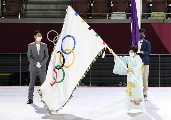 고이케 유리코 도쿄도지사가 8일 오후 일본 도쿄 국립경기장에서 열린 '2020 도쿄올림픽' 폐막식에서 오륜기를 흔들고 있다. 신종 코로나바이러스 감염증(코로나19) 팬데믹으로 인해 대회 1년 연기와 무관중 경기 등 사상 최악의 불안한 스포츠 축제 도쿄올림픽은 지난달 24일 개막해 17일간의 여정을 마쳤다. [뉴스1]