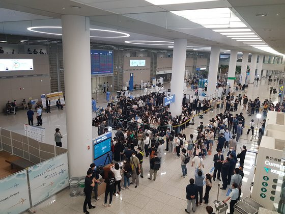 여자 배구 대표팀을 환영하기 위해 공항을 찾은 인파. [IS포토]