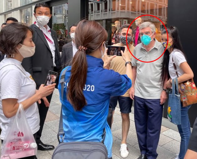 도쿄 도심에서 시민들의 사진 촬영에 응하는 바흐 IOC 위원장/사진=온라인 커뮤니티