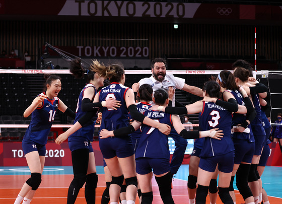 Head coach Stefano Lavarini and the Korean women's volleyball team celebrate after defeating Japan 3-2 on July 31 to advance to the quarterfinals. [YONHAP]