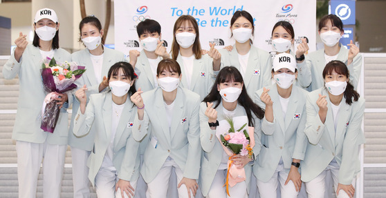 The Korean women volleyball team poses for a picture at Incheon International Airport in Incheon after returning from the Tokyo Olympics on Monday. [YONHAP]