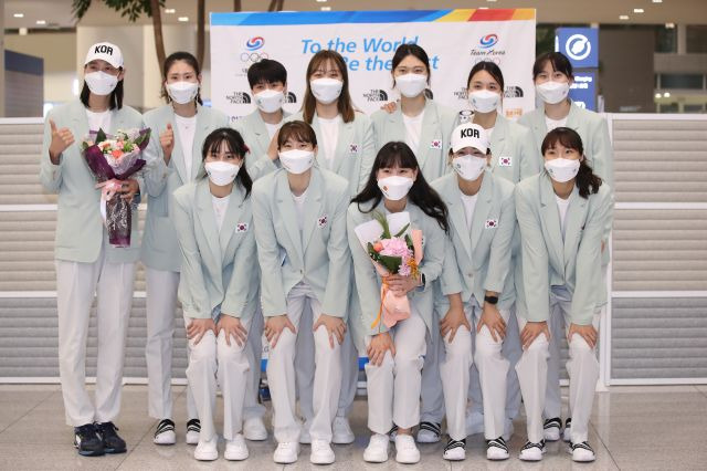 9일 오후 인천국제공항 제2터미널 입국장에서 열린 '2020 도쿄올림픽' 대한민국 선수단 환영식에서 김연경을 비롯한 여자배구대표팀 선수들이 기념 촬영을 하고 있다. 연합뉴스