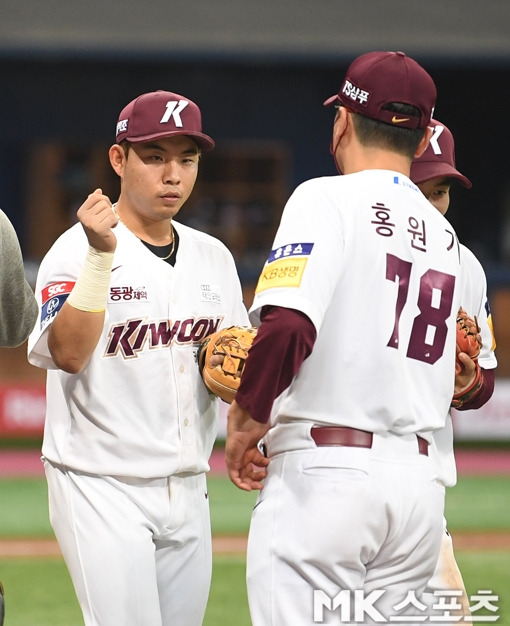 음주운전 혐의로 경찰 조사를 받고 있는 키움 히어로즈 외야수 송우현(왼쪽). 사진=김재현 기자