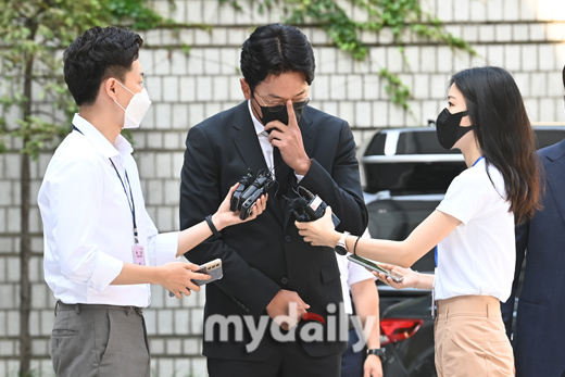 At 10:33 a.m. on the 10th, the first trial was held for Actor Ha Jung-woo, who was indicted on charges of violating the law on the management of narcotics (Hyangjeong) by a criminal 24-only (Judge Park Seol-ah) hearing at the Seoul Central District Court in Seocho-gu, Seoul.Earlier, from January to September 2019, Ha Jung-woo is accused of administering propofol, which is classified as a psychotropic drug in plastic surgery, to Illegal more than 10 times.The prosecution initially filed a summary indictment of a fine of 10 million won, but it was referred to a formal trial according to the courts judgment that legal judgment is necessary.On this day, Ha Jung-woo appeared in a black suit wearing glasses at 9:50.I am so sorry for the inconvenience, he said. I will be on trial sincerely.I was silent about the allegations of propofol Illegal medication, but I said, Today is my first trial, so I will let you know later.Prosecutors said of Ha Jung-woo: Innocent Defendant conspired with a drug handler and routinely administered Propofol 19 times in 2019.I made a false medical record by conspiring with Kim (leader of plastic surgery) to hand over the personal information of others, he said, asking for a fine of 10 million won.He also asked the court to order an additional penalty of 88,749 won.Although it was the first Trial, Ha Jung-woo admitted the allegations and Judge Park immediately closed the argument.Ha Jung-woo The Attorney asked him to take into account the fact that the skin troubles were very severe, saying, Innocent Defendant acknowledges and reflects deeply.Take into account the weakness of Illegal, and sentence him to a fine so that he can return to society rather than make him irreparable. Ha Jung-woo also stood in the Innocent Defendant seat and said: I stand here and I am sorely regretting it, I was rash.I apologize for the damage I had to set out to be more careful and good, but I will be an actor who is ashamed and unscrupulous but has a good influence.I would like to ask you to make up for it. Ha Jung-woo left the courtroom and repeatedly apologized, Im going to tell you everything and its done well; Ill live more cautiously in the future, Im sorry.In particular, Ha Jung-woo has appointed The Attorney, which is one of the top 10 law firms in Korea, with 10 law firms in four.The Attorney, which is customary, is said to be the majority, but two of them are from the chief judge, one from the police, and another from the Supreme Prosecutors Office.When the reporters asked why, Ha Jung-woo said, Well, its not special.There will be some things I can tell you later. 
