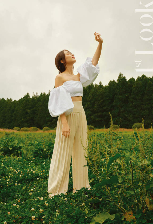 A pictorial by Actor Pyo Ye-jin has been released.Pyo Ye-jin recently announced First ImpressionsI took a photo shoot with the magazine, met with the summer scenery of Jeju Island full of green, and completed a full-length picture.Pyo Ye-jin, who has been a member of the Korean Air crew called Dream Work and has been a JYP trainee for the Girl Group and again as an actor.I headed to Jeju Island with the end of the drama Temporary Taxi, which devoted my affection and enthusiasm to the point that I met my life character.The green fields and forests spread under the fresh winds and warm sunshine were enough to recharge the tired body and mind with action smoke.Pyo Ye-jin enjoyed the beautiful nature of the ignorant dancer with his whole body and became one with nature. As a hero of the fashion world, he completely digested natural and sophisticated costumes and emanated his original clean and pure charm.