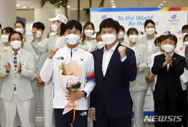 [인천공항=뉴시스] 고승민 기자 = 근대5종 동메달리스트 전웅태가 9일 인천국제공항 2터미널을 통해 귀국, 유승민 IOC 선수위원으로부터 축하 꽃다발을 받고 있다. 2021.08.09. kkssmm99@newsis.com