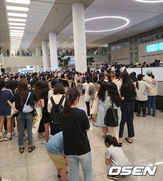 [OSEN=인천공항, 이후광 기자] 인천국제공항 제2터미널 입국장에 구름인파가 몰렸다 / backlight@osen.co.kr