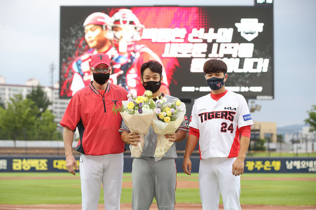 [사진] 맷 윌리엄스 감독, 백용환, 김민식(왼쪽부터) /KIA 타이거즈 제공