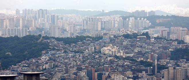 서울 남산에서 바라본 빌라 밀집지역. 뒤로는 아파트들이 늘어서 있다. 뉴시스
