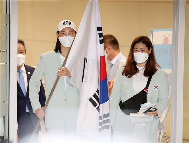 태극기 들고 입장하는 김연경 - 여자 배구대표팀 김연경이 9일 오후 인천국제공항 제2터미널에서 열린 2020 도쿄올림픽 대한민국 선수단 환영 행사에 앞서 태극기를 들고 입장하고 있다. 대한민국 선수들은 이번 올림픽에서  신종 코로나바이러스 감염증(코로나19) 팬데믹으로 인해 대회 1년 연기와 무관중 경기 등 사상 최악의 불안한 상황 속에서도 금6 은4 동10으로 종합 16위를 차지했다. 2021.8.9 뉴스1