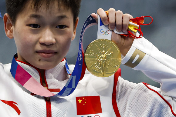 Olympic Games 2020 Diving - 만 14세의 나이로 금메달을 목에 건 최연소 금메달리스트 중국 다이빙 선수 취안훙찬. EPA 연합