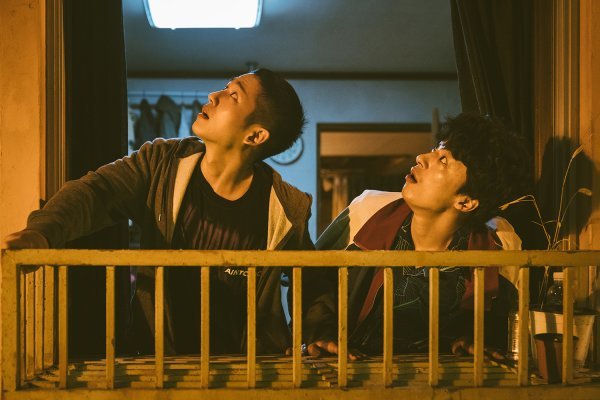 The Chemistry of the army-bound private Ahn Jun-ho and the slick corporal Han Ho-yeol explodes. D.P. is a group of military detachment arrests (D.P.)It is a Netflix series that depicts the story of Junho and the heat facing the reality that they did not know while chasing those with various stories.The public steel captured various activities of Junho and Ho-ri, who followed the actions of the desert disease that disappeared without traces.It is serious that you are suffering from all kinds of troubles by solving meals in the moving bus as well as latent hiding places such as PC room and street, but it makes you laugh and feel sad at the same time.Junho, who was hired by the D.P. before he could adapt to his military life,However, he is growing into a D.P. with his talent for tracking the dessert disease with his extraordinary snow and extraordinary reasoning.The promotion and corporal fever is a relaxed and slick attitude that shows the opposite charm to Junho.In a situation where the experience of polishing and polishing is difficult, it shines and breathes with Junho.As you head to the ground, you have to find a small trace of the dessert disease and build up a teamwork of fantasy in the activities of Junho, who has to wander all states, and chasing and chasing.The two actors showed Chemistry, which reminds them of the work at the scene. Jung Hae In said, It worked even if I saw the eyes.I exchanged adverbs comfortably and all the scenes flowed organically. Koo Kyo-hwan also mentioned the strongness of the two, saying, Han Ho-yeol and Ahn Jun-ho seem to be a good couple, but they actually did it.I wanted to bring him to the boy-like Junho and the young man who has not yet fully grown up, said Han Jun-hee, who stimulated expectations for the Junho-yeol combo, which added vitality to the work.