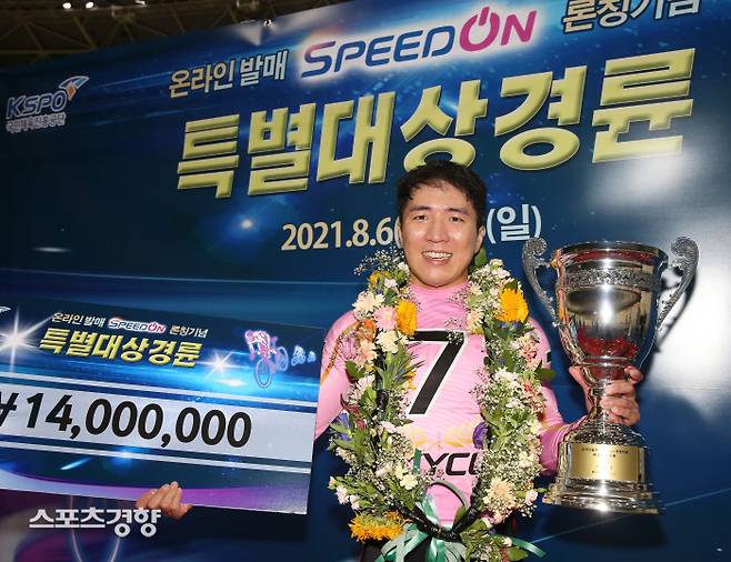 임채빈 선수가 8일 열린 온라인 발매 SPEED-ON 론칭 기념 특별대상경륜 결승전에서 우승한 후 기념촬영을 하고 있다.