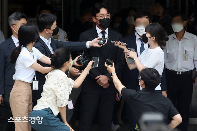 프로포폴 불법 투약 혐의로 첫 공판을 마친 배우 하정우(본명 김성훈)가 10일 오전 서울 서초구 서울중앙지법에서 나서며 취재진의 질문을 받고 있다. 연합뉴스