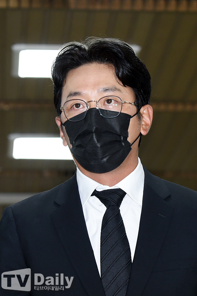 Actor Ha Jung-woo (Kim Sung-hoon), who was handed over to trial for allegedly administering propofol to Illegal, admitted the charges and appealed for preemption.On the morning of the 10th, the Seoul Central District Court (detective 24-only) held the first trial of Ha Jung-woo, who is accused of violating the Narcotics Control Act (hyangjeong) on the morning of the 10th.On this day, Ha Jung-woo attended the court directly as an Innocent Defendant, as it was a formal trial.Ha Jung-woo, who wore a black suit and mask on the day and entered the court, said in front of the reporters before the attendance, I am really sorry to have caused my troubles.I will go to trial sincerely, he said.Ha Jung-woo acknowledged the indictment on the day, but said, Please take into account that it may be less than the amount listed on the medical records.The prosecution, like the case in a brief indictment, sought 10 million won for Fines and asked for an order of 88,749 won for the fine.Ha Jung-woo said in his final statement, I regret deeply and deeply regret how indifferent and indiscreet I was until I stood here. I had to live more carefully and set an example for the popular actor who received much attention.I am ashamed and unscrupulous, but I want to make a commitment in front of the judge, he said. I will be a healthy actor who contributes to society.I would like to ask you to make up for my mistakes and pay your debts. Innocent Defendant has not only a lot of skin troubles, but also has a very bad skin condition due to essential makeup and special makeup in various works, said Ha Jung-woo, The Attorney. Please take into account the weakness of Illegal.I am deeply reflecting on it. I have suffered economic damage and have paid damages, he said. There is also a livelihood problem for our employees.It can cause huge damage to the people involved. I stand here with reflection. I hope that the Innocent Defendant will give me a last chance to punish this case and not be able to resume it, and I hope that the Innocent Defendant will live with gratitude and give me a chance to return to society. He asked Innocent Defendant to The Judgment.After the trial, Ha Jung-woo said, I have been well judged and I will live with careful care in the future.As for the reason for appointing 10 of The Attorney, he said, I think there is something I can tell you later, it is not special.Ha Jung-woo was controversial as it was announced late last February that he received several propofol medications at a plastic surgeon in Gangnam, Seoul from January to September 2019.Ha Jung-woo explained that it was for the purpose of treating facial scars, but it was questioned that he received a nickname in the name of his brother and manager.Ha Jung-woo denied allegations of propofol Illegal medication, saying it was also for treatment in the prosecution investigation.However, the prosecution is said to have judged the process of Ha Jung-woos several doses of propofol under his name as an Illegal medication.Among them, Ha Jung-woo was briefly indicted for Fines 10 million won for allegedly administering propofol in May, and was handed over to the formal trial according to the court judgment.The summary indictment is a procedure in which the prosecution asks the court to issue a summary order only by written hearing without opening a formal trial if the charges are relatively light.The court can be handed over to trial if it determines the summary order is inappropriate.The Judgment hearing of Ha Jung-woo will be held at 1:50 pm on the 14th of next month.
