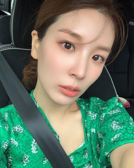 Yonji Ham posted a picture on his Instagram on the 10th with an article entitled Heme Jell Pretty Day.The photo released on the day included Yonji Ham, who is moving to the vehicle with a seat belt.Wearing a flamboyant green outfit with a flower pattern, Yonji Ham boasted a distinct features with a pure makeup that gave her points in coral color.He tied his head down and added charm with his bangs, which were slightly lowered like a fine head.Yonji Ham said, Thank you for rebirthing me, No, who is this? And thanked the teachers who were in charge of hair and makeup.Yonji Ham, the eldest daughter of Ottogi Ham Young-joon, is a musical actor and YouTuber.Photo: Yonji Ham Instagram