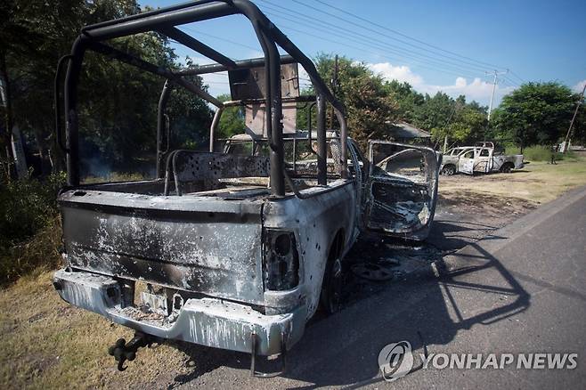 2019년 멕시코 미초아칸주에서 CJNG의 매복 공격을 받아 불탄 경찰차  [EPA=연합뉴스 자료사진]