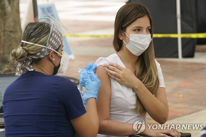 미국 플로리다에서 코로나19 백신을 맞고 있는 여성[AP=연합뉴스 자료 사진]