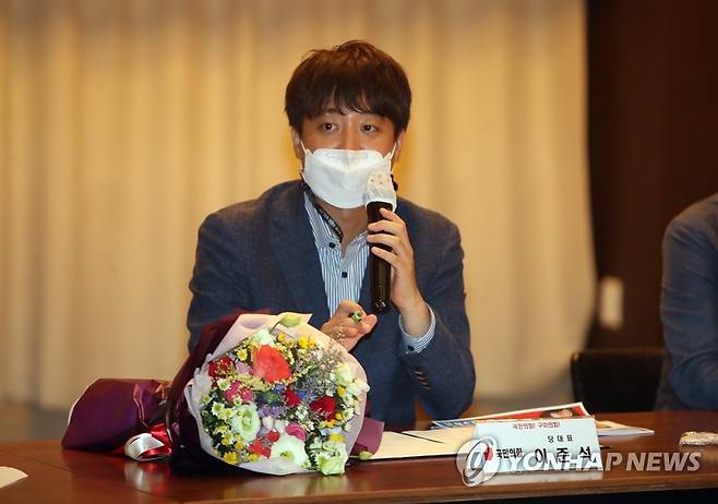 인사말 하는 이준석 대표 (구미=연합뉴스) 김현태 기자 = 국민의힘 이준석 대표가 10일 오후 경북 구미시(갑) 당원협의회를 방문해 당원들에게 인사말을 하고 있다. 2021.8.10 mtkht@yna.co.kr