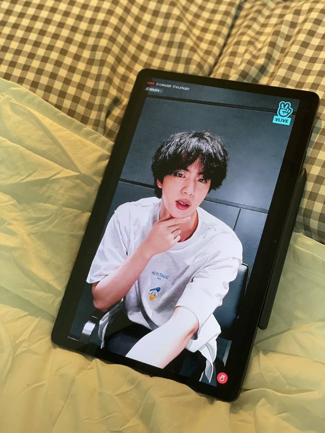 갤럭시 탭 S7 FE. 대화면의 장점은 취미 생활을 즐길 때 가장 크게 와닿았다. /사진=백유진 기자 byj@