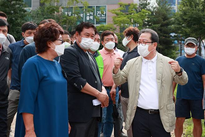 태릉갈비 특화거리 조성사업 현장을 찾은 조광한 시장이 주민들과 이야기하고 있다.(사진=남양주시 제공)