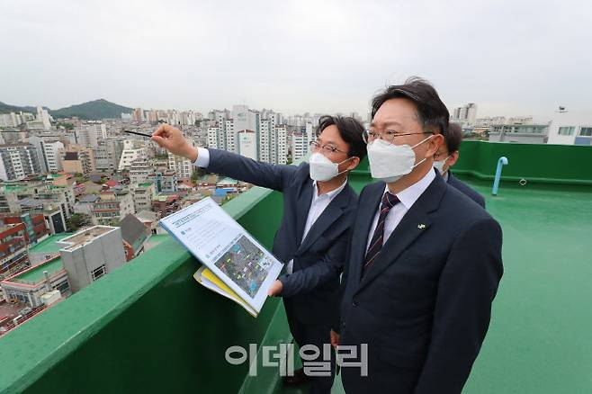 김현준 한국토지주택공사(LH) 사장이 증산4구역을 둘러보고 있다. (사진=LH)