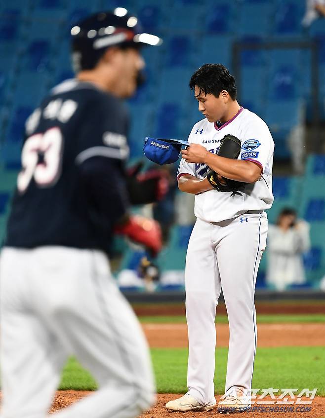 2021 KBO리그 삼성 라이온즈와 두산 베어스의 경기가 11일 대구삼성라이온즈파크에서 열렸다. 6회초 2사 2,3루 두산 박계범에게 역전 스리런포를 허용한 삼성 이승현이 아쉬워하고 있다. 대구=박재만 기자 pjm@sportschosun.com/2021.08.11/