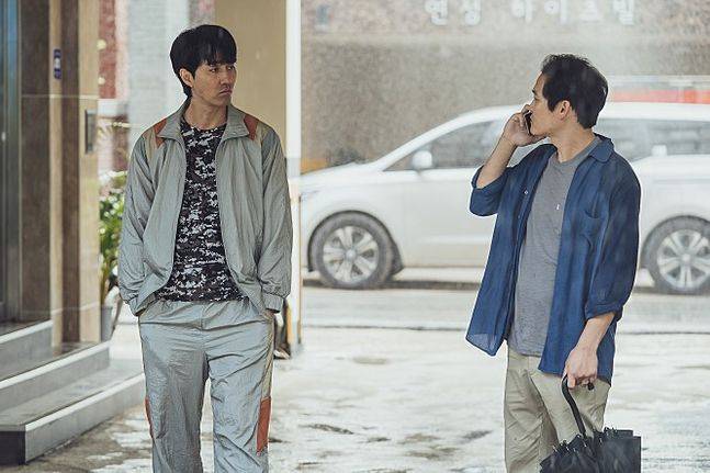 영화 '싱크홀' 스틸컷. 윗층 남자 박동원(오른쪽)과 아랫집 남자 정만수 ⓒ