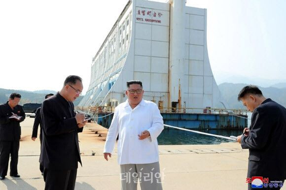 김정은 북한 국무위원장이 금강산관광지구를 현지지도하는 모습 ⓒ조선중앙통신