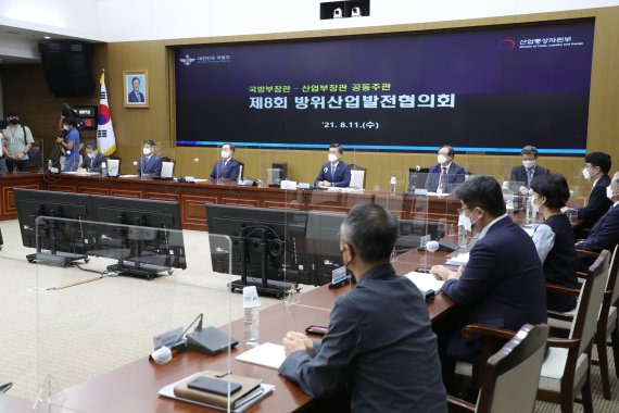 11일 서울 용산구 국방부 대회의실에서 서욱 국방부 장관과 문승욱 산업통상자원부 장관이 참석한 가운데 '제8회 방위산업 발전협의회'가 진행되고 있다. 사진=국방부 제공