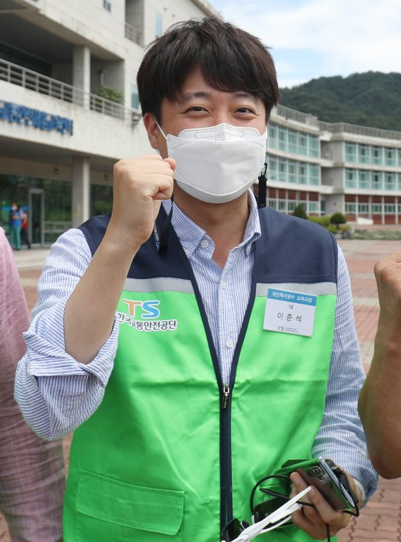 이준석 국민의힘 대표가 9일 경북 상주시 청리면 한국교통안전공단 상주 교통안전체험교육센터서 개인택시면허 양수 교육에 참가해 점심식사 후 오후 실습을 위해 이동하며 파이팅을 외치고 있다. © News1 공정식 기자 /사진=뉴스1