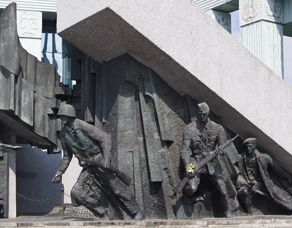 크라신스키 광장에 세워진 바르샤바 봉기 기념상.