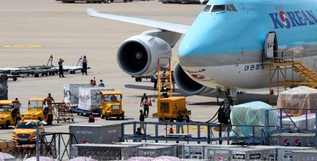 모더나 백신 130만 3000회분이 도착한 7일 오후 인천국제공항화물터미널에서 관계자들이 백신을 옮기고 있다. 영종도=뉴시스