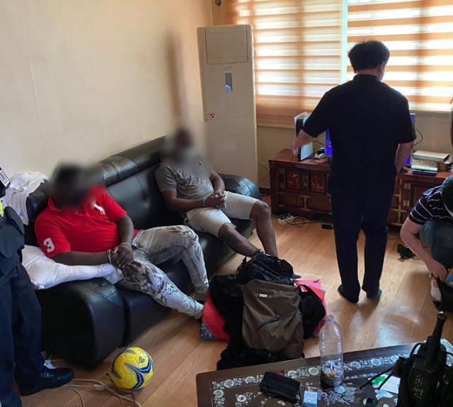 주거지에서 검거된 로맨스 스캠 피의자들. 경기 파주경찰서 제공