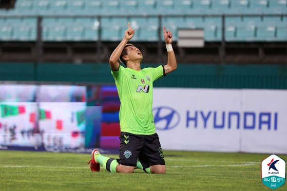 11일 광주전에서 선제골을 넣은 뒤 세리머니를 하는 전북 김민혁. 사진 한국프로축구연맹