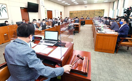 국회 문화체육관광위원회는 10일 징벌적 손해배상 적용을 담은 언론중재법 개정안을 심의했다. 도종환 위원장이 회의를 주재하고 있다. 임현동 기자