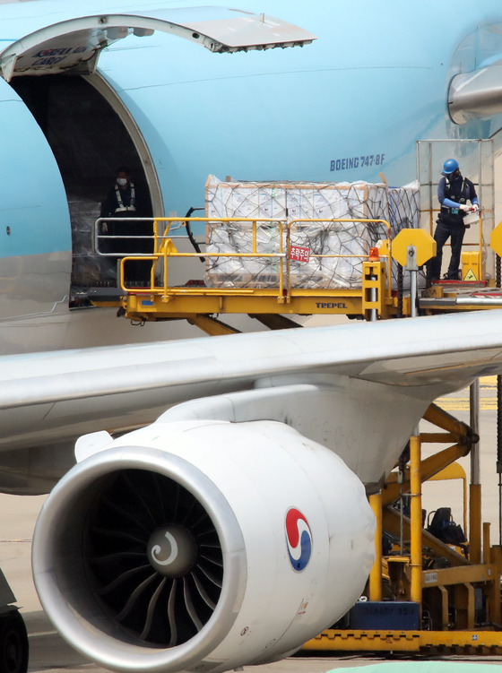 Boxes of Pfizer vaccines are unloaded from an aircraft at Incheon International Airport on Wednesday. A total of 1.6 million doses were delivered to Korea on the flight. [YONHAP]