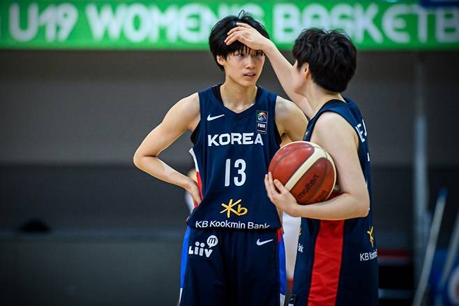 한국 여자농구 U-19 대표팀 에이스 이해란(수피아여고)이 동료의 응원을 받고 있다.   FIBA 제공