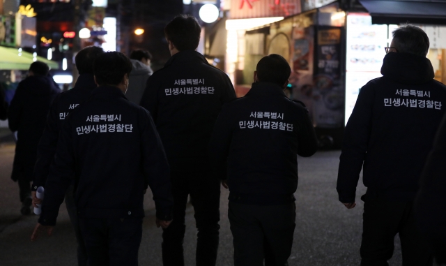 서울시 민생사법경찰단과 마포구 관계자들이 코로나19가 확산하고 있는 가운데 지난해 12월 9일 오후 서울 마포구 홍대 거리 주점 및 음식점을 점검하고 있다.(사진은 기사와 직접적 관계 없음) 뉴시스