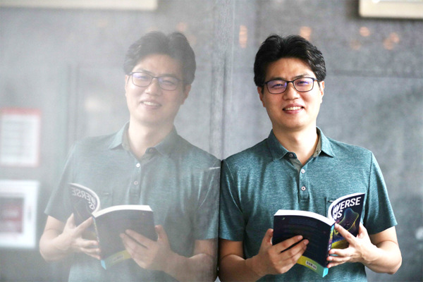 이승환 소프트웨어정책연구소 팀장은 현실과 가상의 경계가 모호해지는 `메타버스 세상`이 시작됐다고 했다. 이 팀장이 매경미디어센터에서 다양한 부캐와 아바타로 사는 인류의 이미지를 콘셉트로 사진을 촬영하고 있다. [이충우 기자]