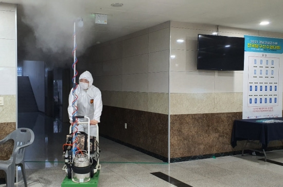 11일 오전 대회 관계자가 고성 국민체육관 내부를 소독하고 있다.(사진=대한당구연맹 제공)