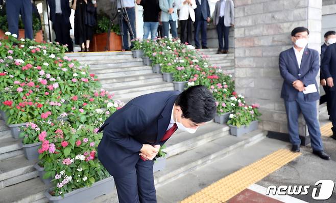 대권도전을 위해 퇴임한 원희룡 제주도지사가 11일 오전 제주도청 퇴임식을 마치고 마지막 인사를 하고 있다. /사진=뉴스1.