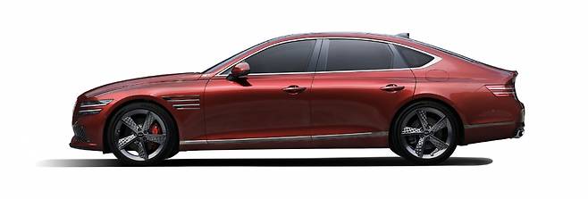 제네시스가 선보인 ‘G80 스포츠 패키지’가 ‘첨단 기술’ 집약체로 주목 받고 있다. 사진은 차량 옆면 모습. /사진=제네시스