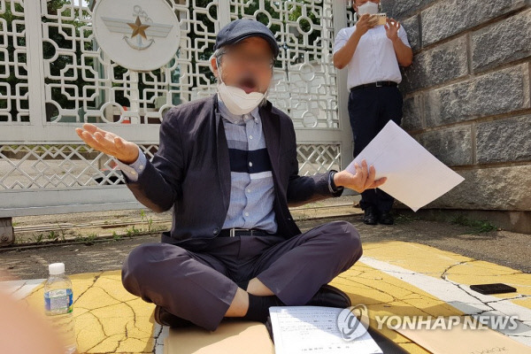 공군 성추행 피해 부사관의 아버지 이모씨가 부실수사 혐의로 입건된 군사경찰 2명에 대한 군 검찰 수사심의위의 불기소 권고에 항의하기 위해 11일 오후 서울 용산구 국방부를 방문해 취재진의 질문에 답하고 있다.연합뉴스